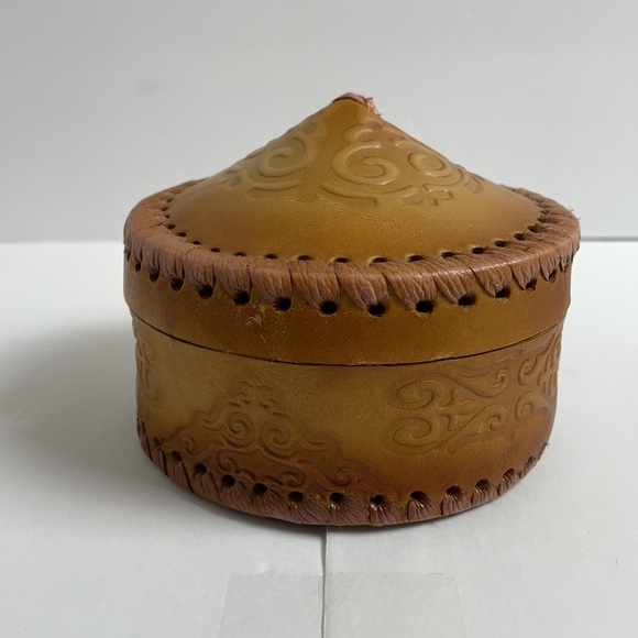 Leather Tooled Handmade Trinket Box Lid - Picture 6 of 16